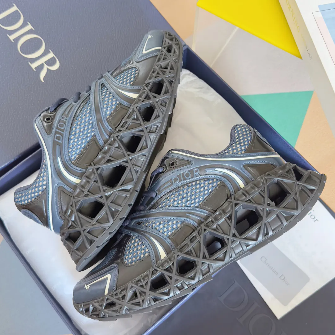 【DIOR】P:800💰 Men's 39-44. (Male 45.46 custom-made) Dior kawa Dior joint 2025ss casual sports shoes‼ ️ Reinterpret running shoes with dior’s haute couture style. b35 is made of fine-textured leather and mesh fabric materials. It can be worn in all seasons, is comfortable and breathable, and has many lines on the shoe body to outline details. It has a full retro three-dimensional feel and can create a casual look all year round!